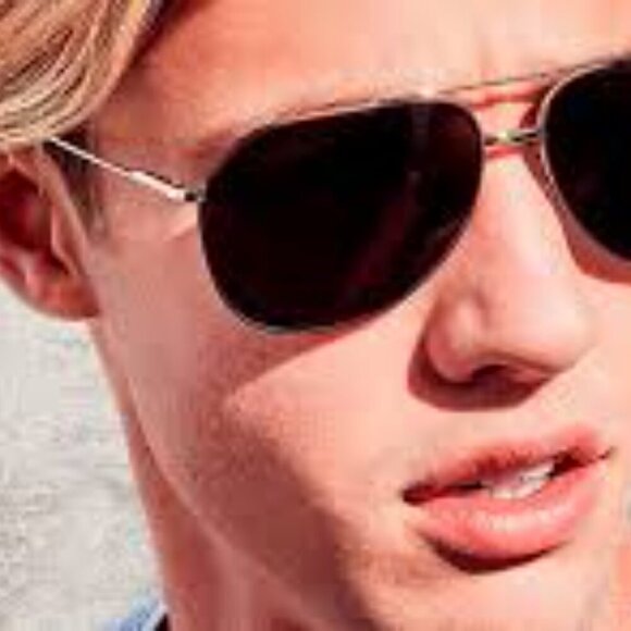 Victoria Klein Accessories - Stylish Silver Aviator Sunglasses